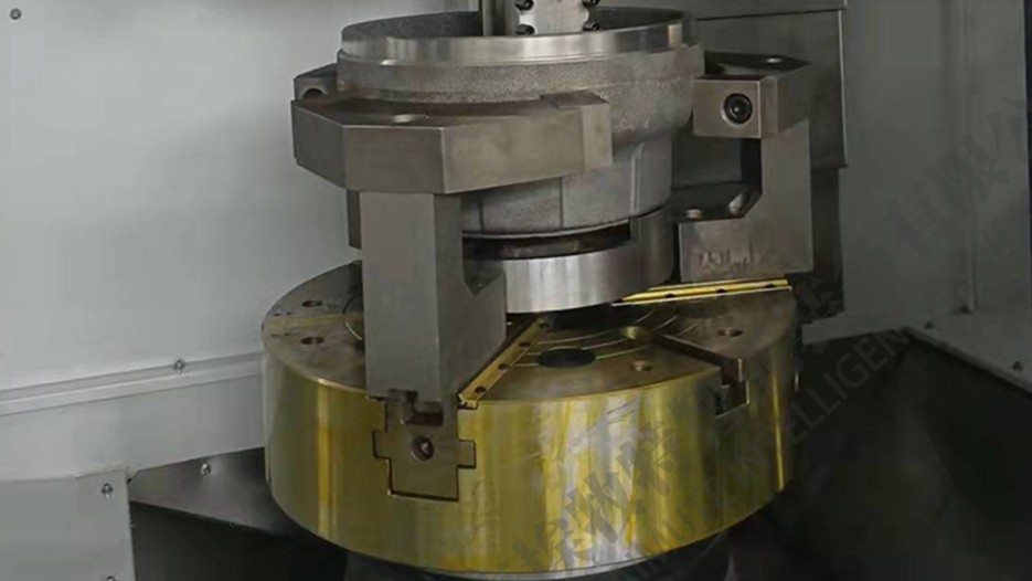 天津客戶收到LCK850數控立車後對質量非常滿意安排工人上（shàng）機加工