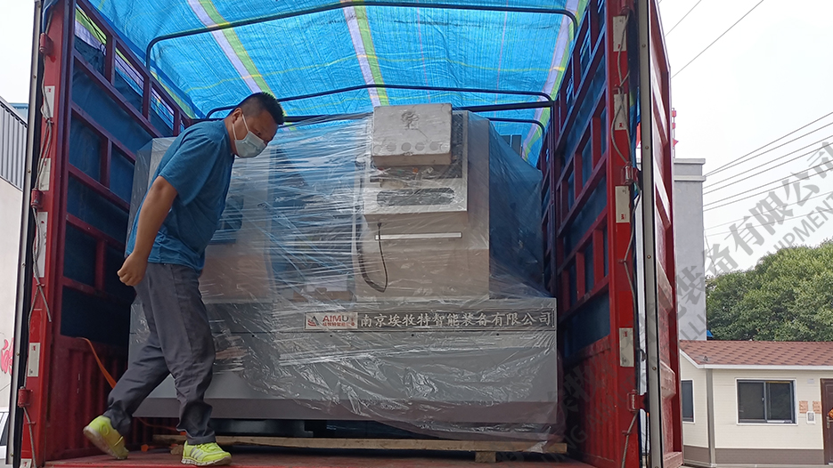 加工各種曲麵、齒輪的（de）客戶（hù）定製的CK6150臥式數控車床裝車發貨