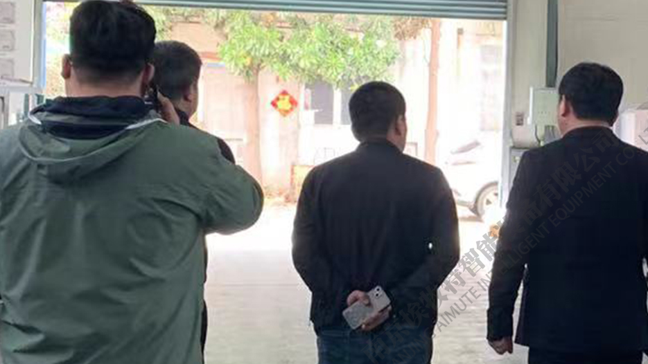 河北客（kè）戶來（lái）工廠考察簽訂VMC1160立式加工中心