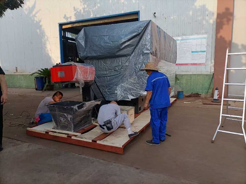 90°數控車床+西門子係統+排銷機 發往國外