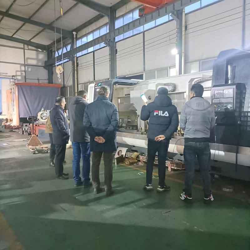 俄羅斯客戶來廠考察（chá）中驅動雙頭車床